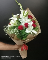 Elegan Dokunuş: Beyaz Lilyumlar ve Tutkulu Kırmızı Güller | Kagithanecicekci.net
